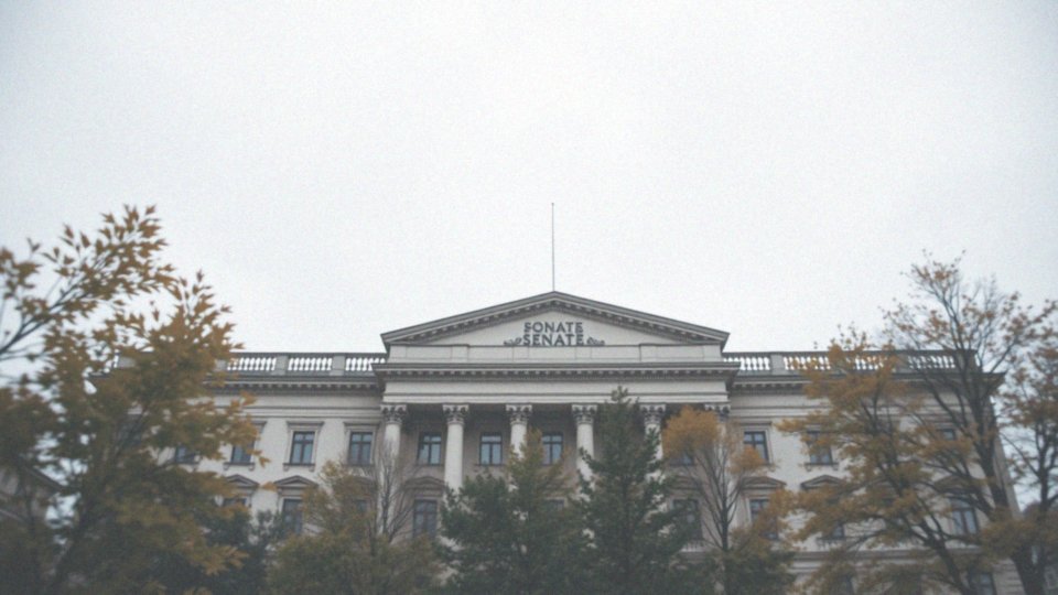 Jakie partie polityczne są reprezentowane przez senatorów?